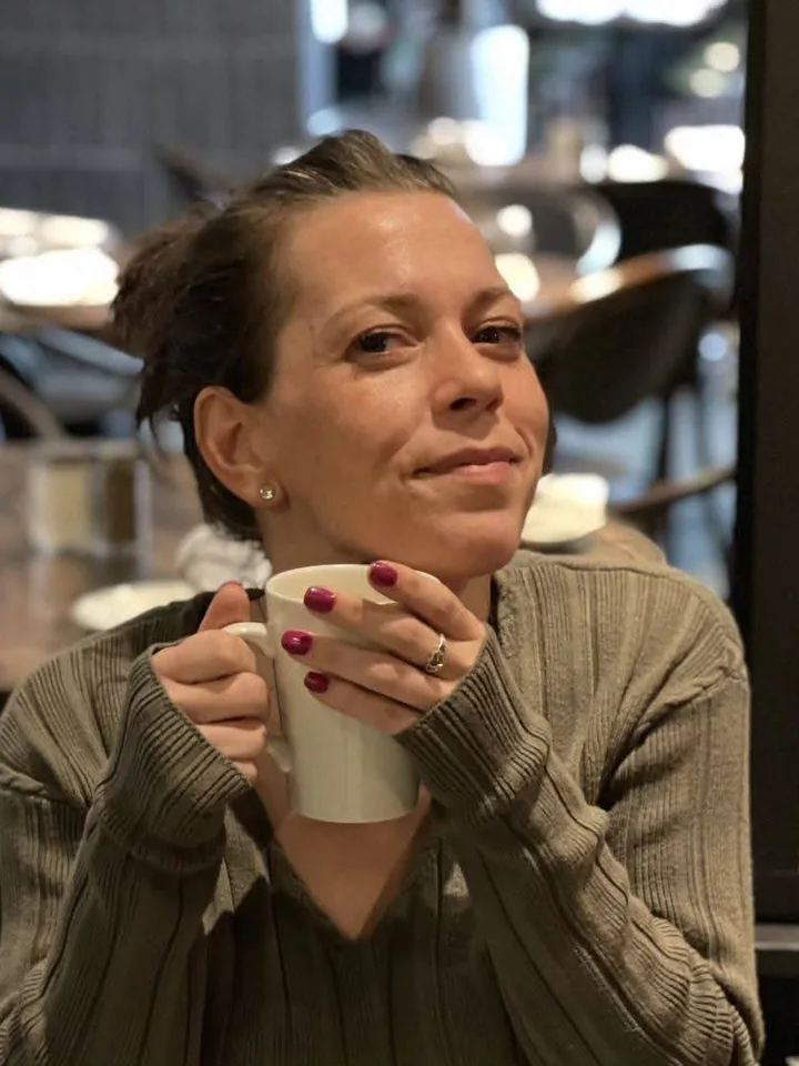 Kate, artiste peintre à Gatineau, un café à la main